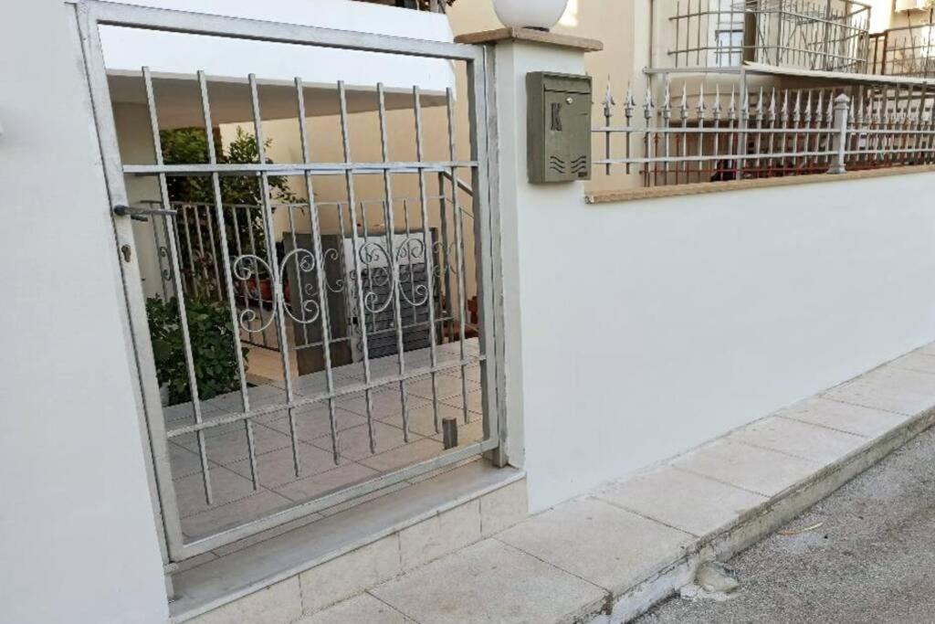 Jilda S Apartment With Private Garden! 나플리오 외부 사진