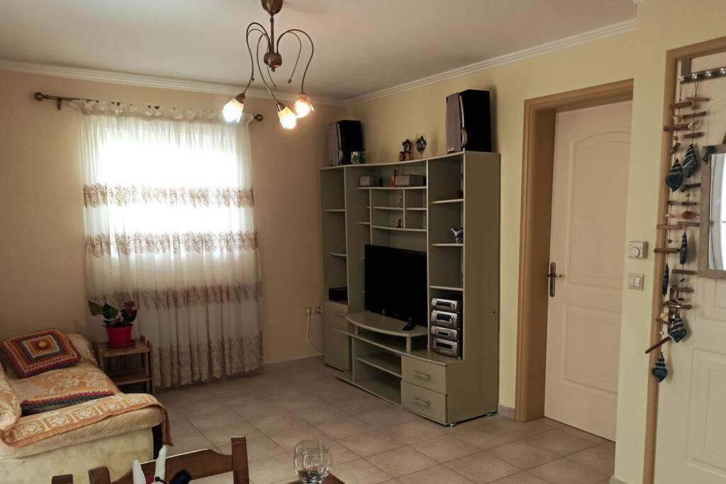 Jilda S Apartment With Private Garden! 나플리오 외부 사진